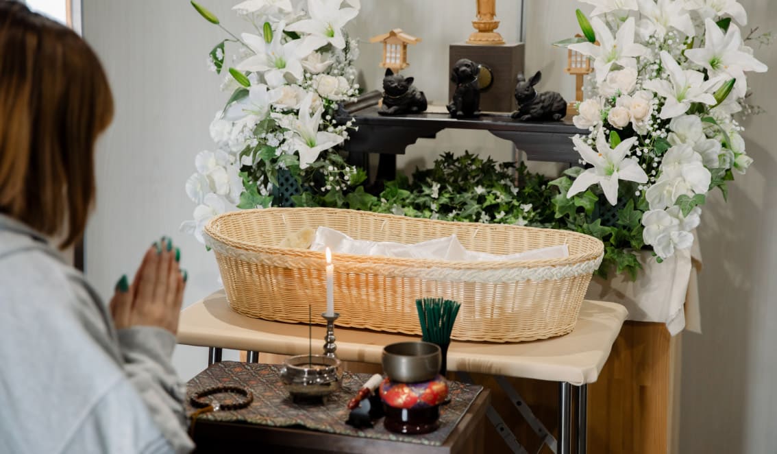 当院自社ビル1階斎場にて、ご家族と共にお見送りいたします。