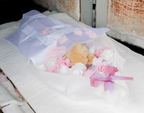 大切なわが子に最後のプレゼントを。キャンディ棺やフラワーシャワーでかわいくお見送りを行います。