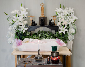 大切なわが子に最後のプレゼントを。キャンディ棺やフラワーシャワーでかわいくお見送りを行います。