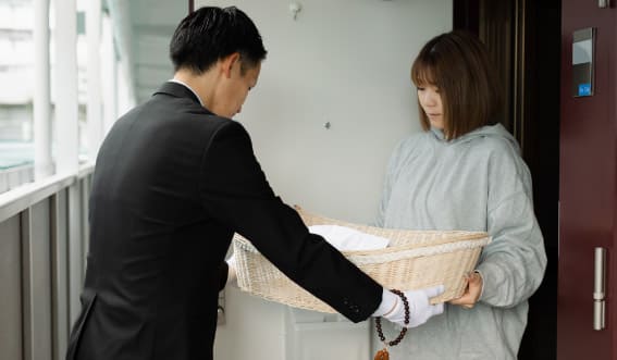 ご自宅またはご指定の場所にお伺いしてペットちゃんをお引取りさせていただきます。