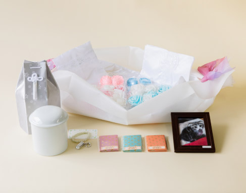 大切なわが子に最後のプレゼントを。キャンディ棺やフラワーシャワーでかわいくお見送りを行います。