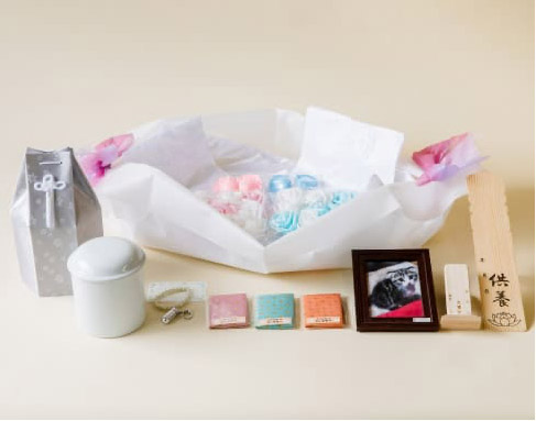 大切なわが子に最後のプレゼントを。キャンディ棺やフラワーシャワーでかわいくお見送りを行います。